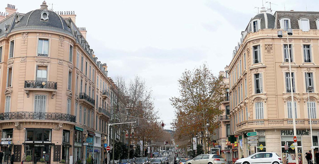 Façade d'un immeuble résidentiel moderne sécurisé dans un quartier calme de Cannes, typique des résidences proposant des appartements de location saisonnière